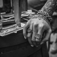 Load image into Gallery viewer, tsunami ring hand